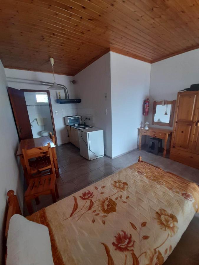 Christina Sunny Rooms Loútsa Eksteriør bilde