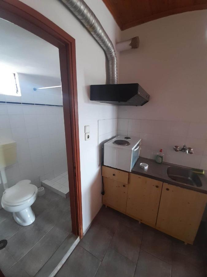 Christina Sunny Rooms Loútsa Eksteriør bilde
