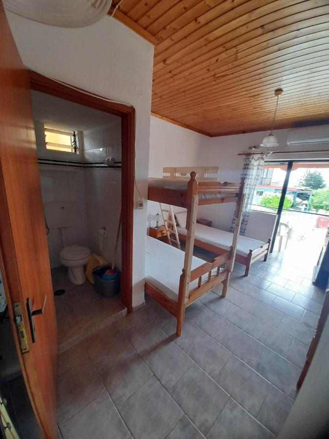 Christina Sunny Rooms Loútsa Eksteriør bilde