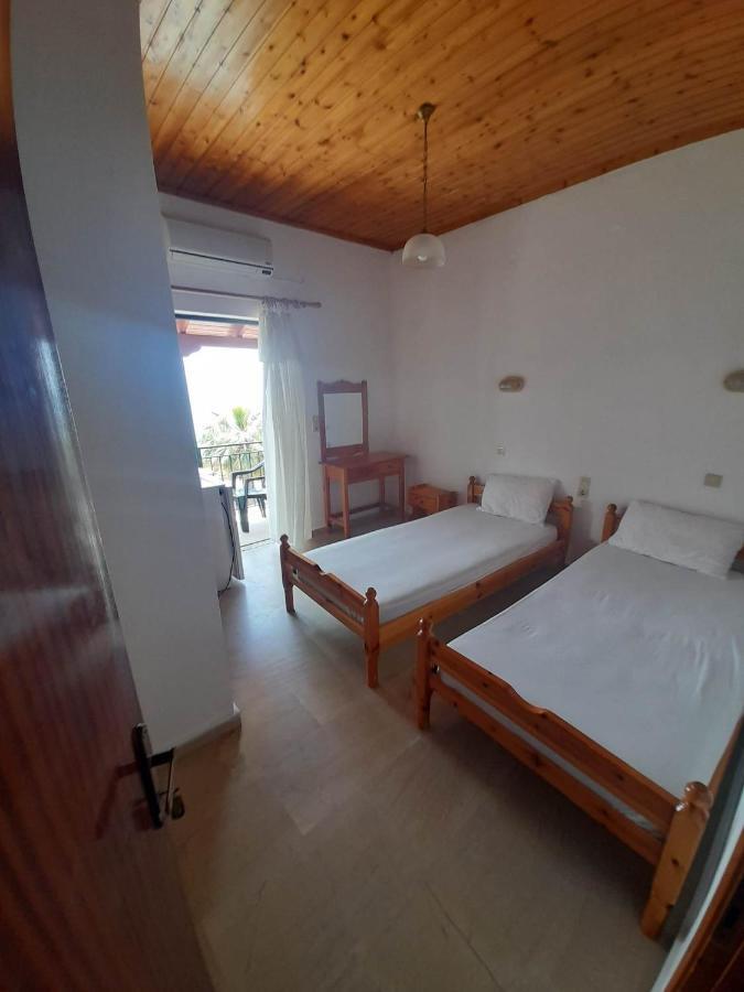 Christina Sunny Rooms Loútsa Eksteriør bilde