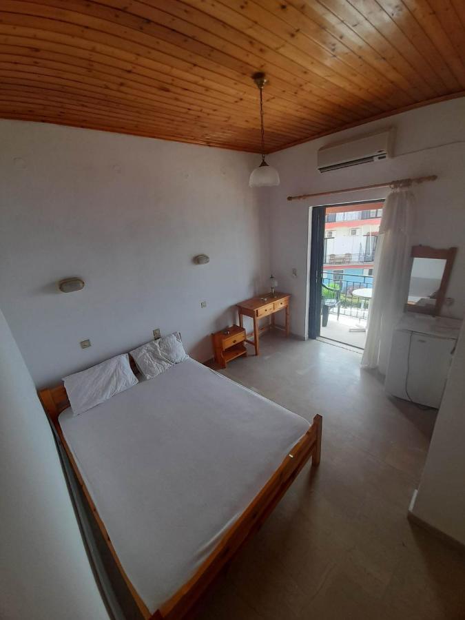 Christina Sunny Rooms Loútsa Eksteriør bilde