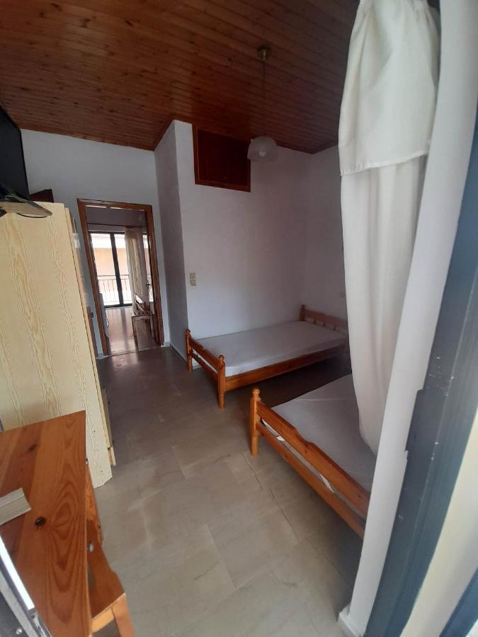 Christina Sunny Rooms Loútsa Eksteriør bilde
