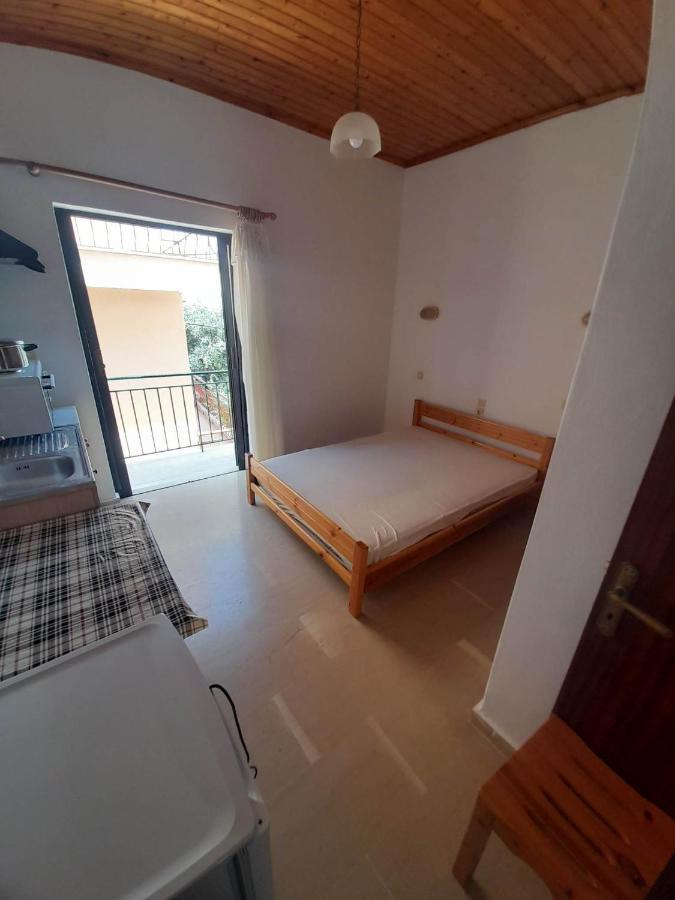 Christina Sunny Rooms Loútsa Eksteriør bilde