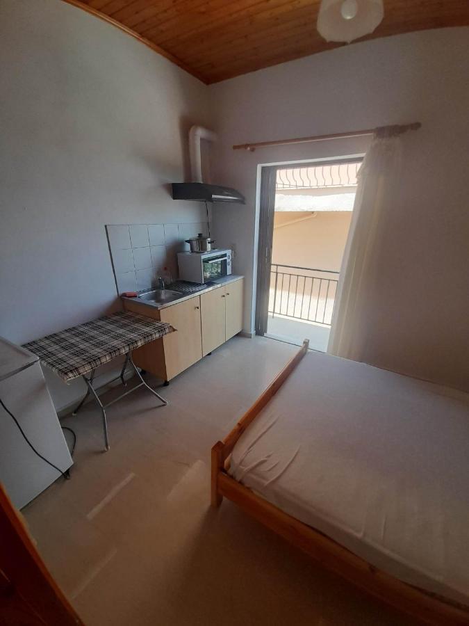 Christina Sunny Rooms Loútsa Eksteriør bilde