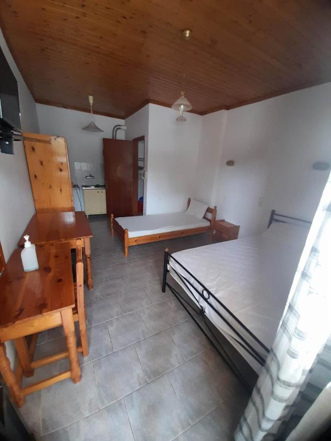 Christina Sunny Rooms Loútsa Eksteriør bilde